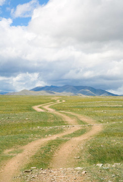 在山區(qū)草原路