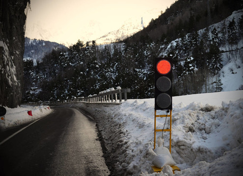 紅色交通燈為雪或壞W