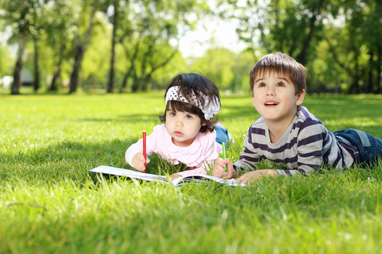 孩子在公園里看書