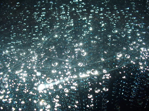 晚上在擋風(fēng)玻璃上的雨滴