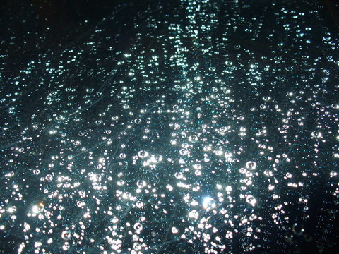 晚上在擋風(fēng)玻璃上的雨滴
