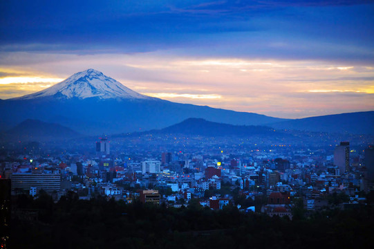 墨西哥城山夜景