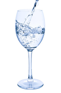 將水倒入玻璃