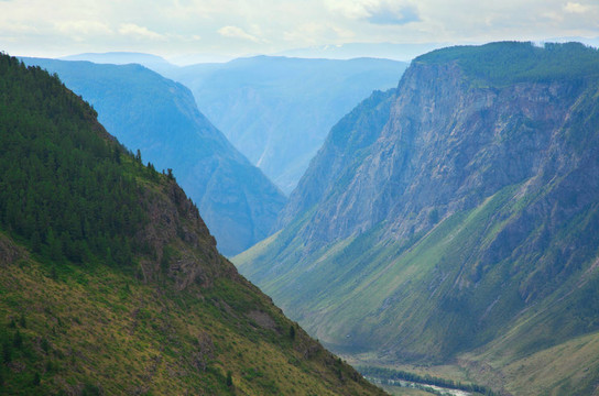在丘雷什曼河高山峽谷