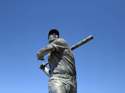 关闭了棒球传奇人物Willie McCovey的雕像在三藩；加利福尼亚在一个晴朗的日子。