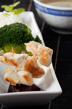 烤雞肉串用筷子