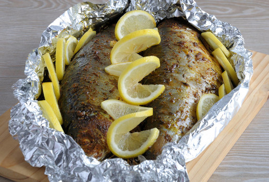 用香料和香草制成的烤鯡魚(yú)