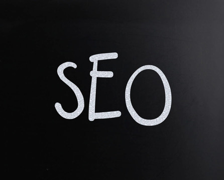 用白色粉筆在黑板上寫字的SEO