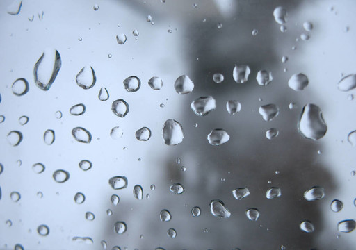窗玻璃和雨滴