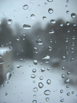 窗玻璃和雨滴