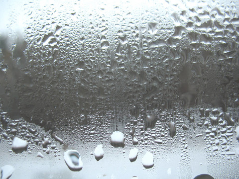 窗玻璃和雨滴