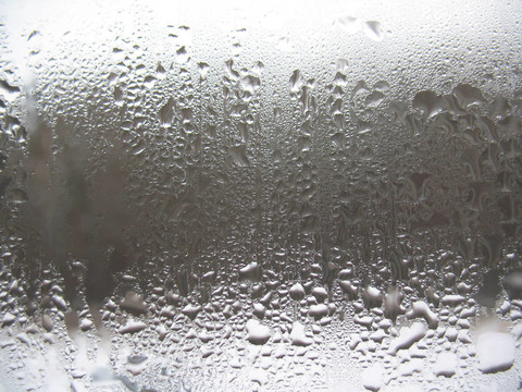 窗玻璃和雨滴