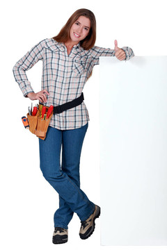 handywoman站在旁邊的一個(gè)空白簽給大拇指了