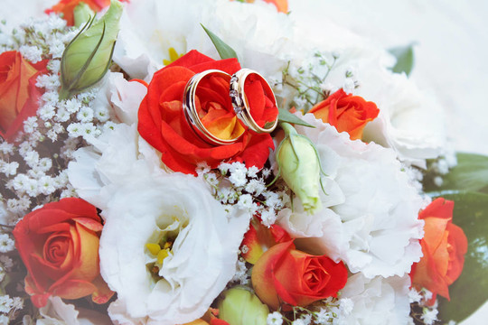 結婚戒指和鮮花