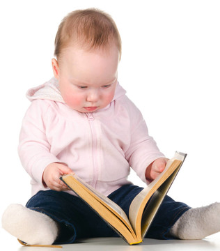 宝宝正在看书