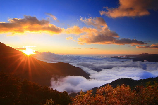 驚人的日出和海上的云與山