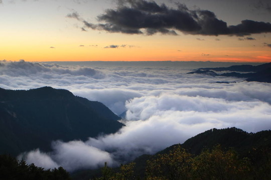 陽光和美麗的云海在山上