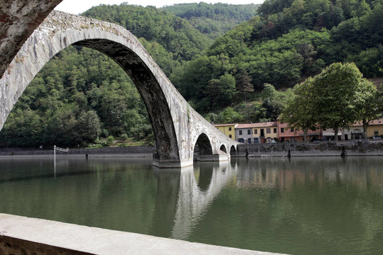 Ponte della Maddalena在Serchio。托斯卡納。惡魔之橋