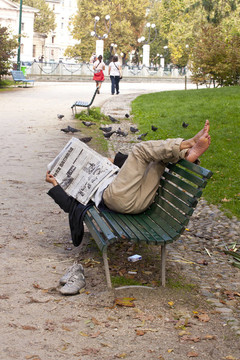 男人看报纸