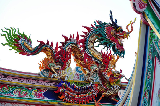 彩色中國(guó)龍屋頂