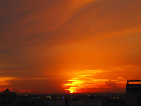 曼谷紅日落；在泰國。