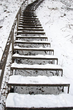 樓梯覆蓋積雪導致陡峭的冬季