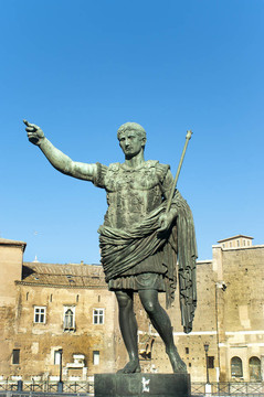 青銅雕像，Caesar Augustus皇帝在dei Fori Imperiali；羅馬；意大利