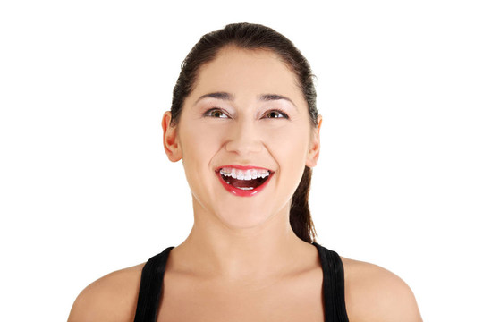 一個快樂的年輕女人仰視的肖像。