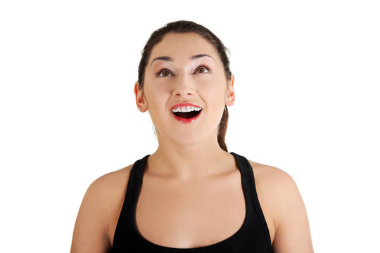 一個(gè)快樂(lè)的年輕女人仰視的肖像。