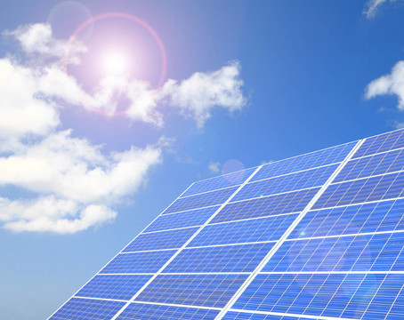 具有陽光和藍(lán)天背景的太陽能電池板