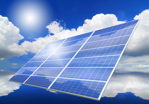 反射藍天的太陽能電池板；白云和太陽