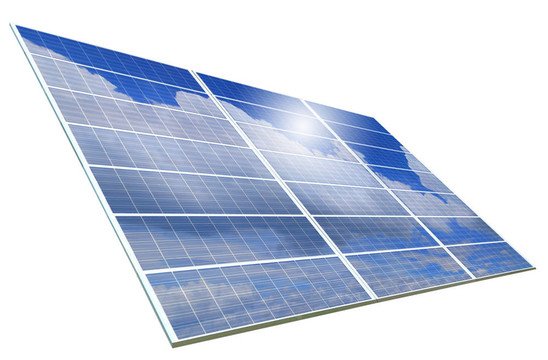 反射藍天的太陽能電池板；白云和太陽