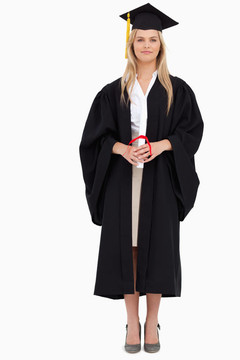 金發(fā)女學(xué)生畢業(yè)長袍