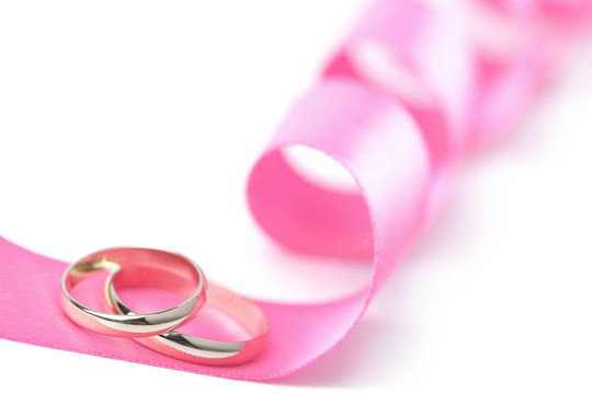 結婚戒指粉紅絲帶隔離