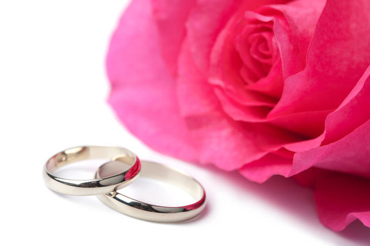 結(jié)婚戒指和粉紅玫瑰