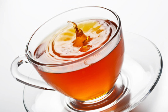 玻璃杯里的茶水