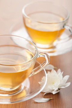一杯綠茶和白花
