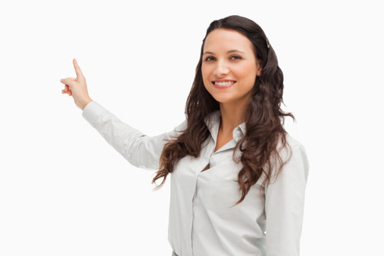一個(gè)幸福的女人指著她回來的肖像
