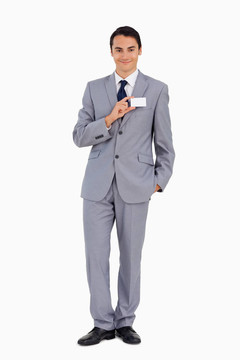 一個相貌英俊的男人在展示他的名片
