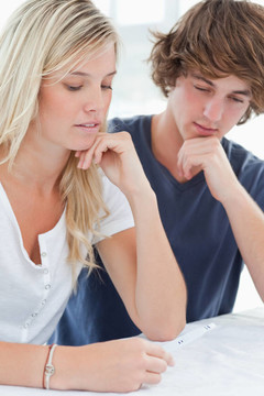 一對焦急的夫婦等待懷孕測試結(jié)果