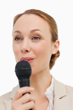 穿西裝的女人用麥克風(fēng)說話