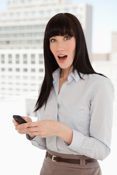 女人看了看后帶著震驚的表情