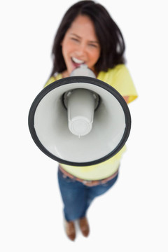 靠近一個擴(kuò)音器，保持一個年輕的女人
