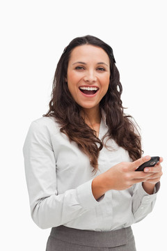 一個(gè)幸福的女人看著她的短信的肖像