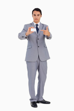 英俊的男子顯示和指向他的名片