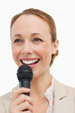 熱情的女人用麥克風說話