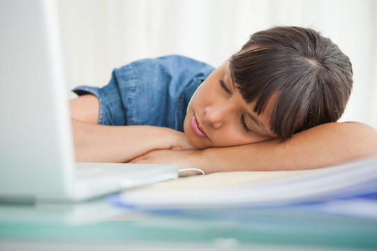 女學生睡在課桌上