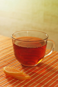 一杯茶和果凍在竹桌布靜物