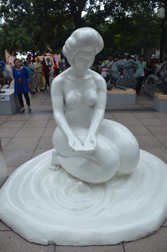 仕女雕塑
