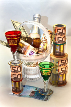 金錢；葡萄酒；美麗的酒杯和花瓶